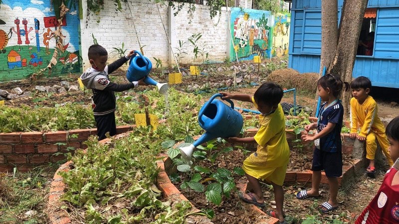 Find out how the Phare Ponleu Selpak team promotes healthy eating and gardening at school