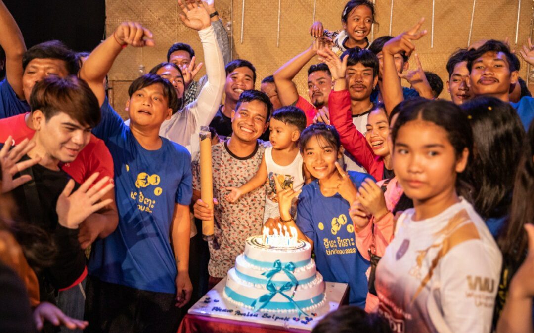 Phare Ponleu Selpak, à Battambang, a célébré son record du monde Guinness du plus long spectacle de cirque avec un gâteau spécial sur le thème du Guinness.