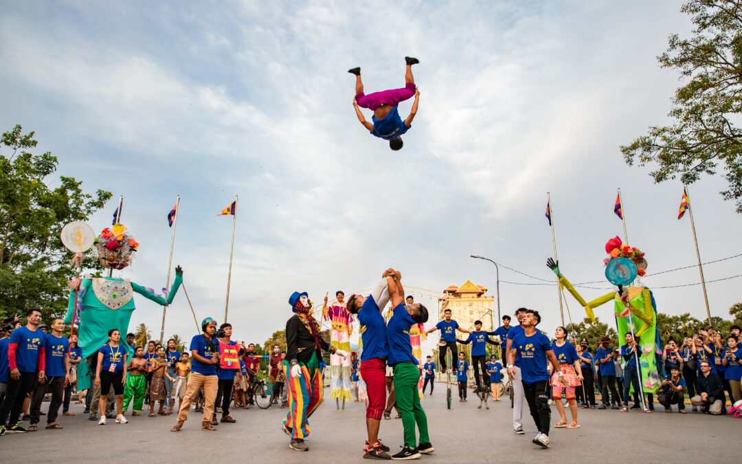 Un acrobate vole dans les airs au Festival international du cirque TINI TINOU