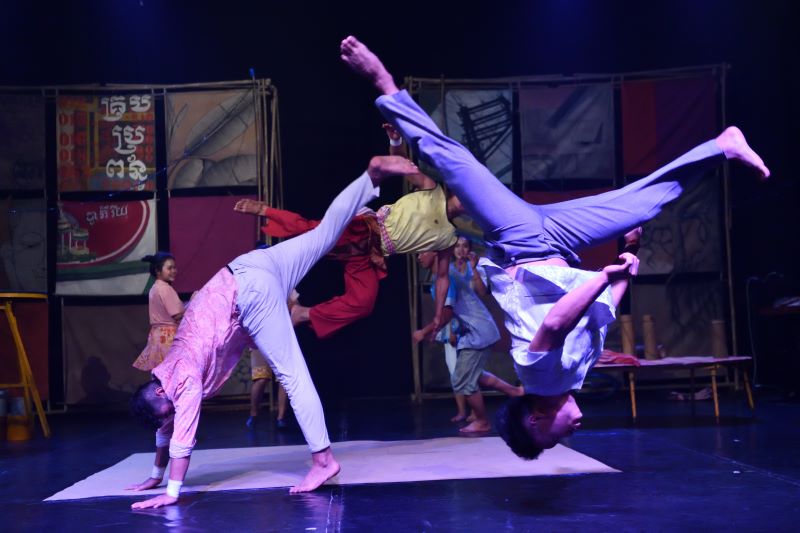 Circus show acrobatics at Phare Ponleu Selpak