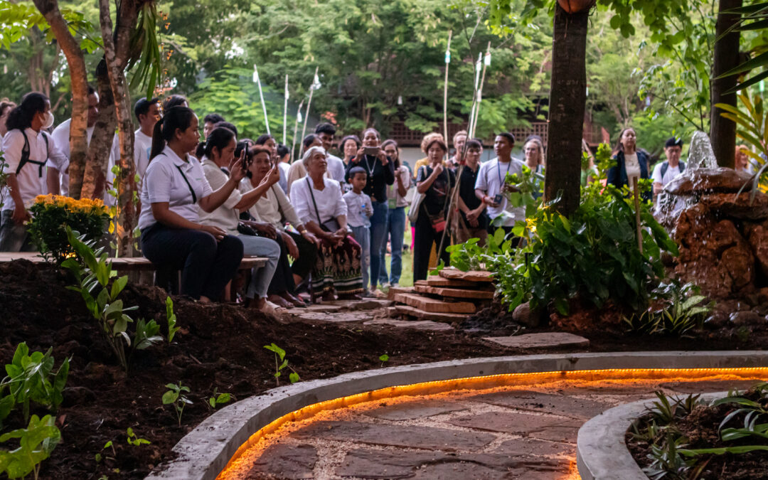 Découvrez le nouveau jardin de réflexion Lokru Srey Bandaul et le l'évènement commémoratif qui l'a inauguré.