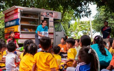 Comment la bibliothèque mobile apporte des livres, des arts et de la joie aux communautés de Battambang