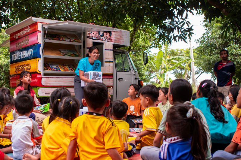 Comment la bibliothèque mobile apporte des livres, des arts et de la joie aux communautés de Battambang