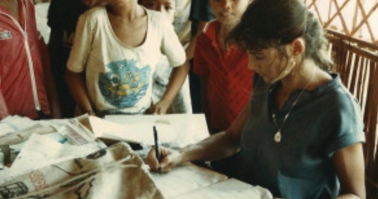 Véronique Decrop teaching drawing in the Site 2 refugee camp in Thailand in 1986