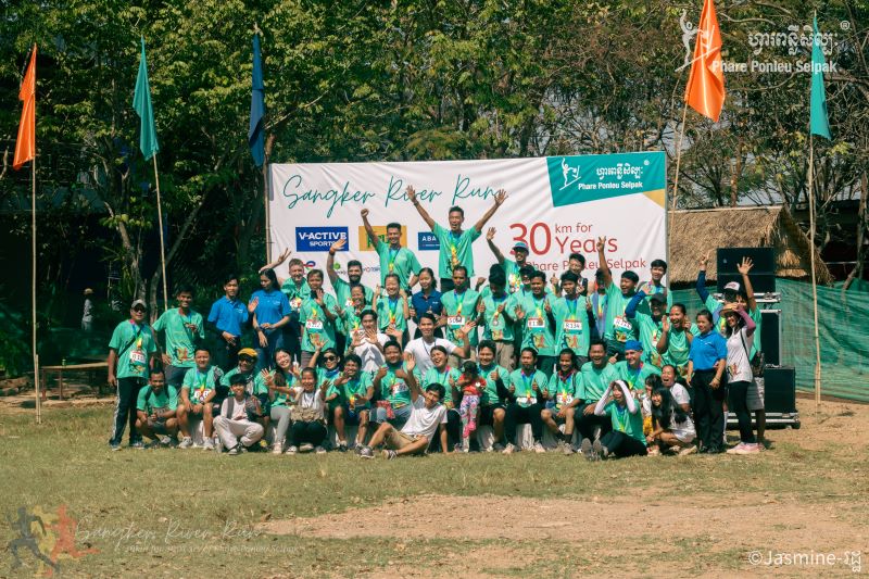 Sangker River Run final photo with all runners and cyclists